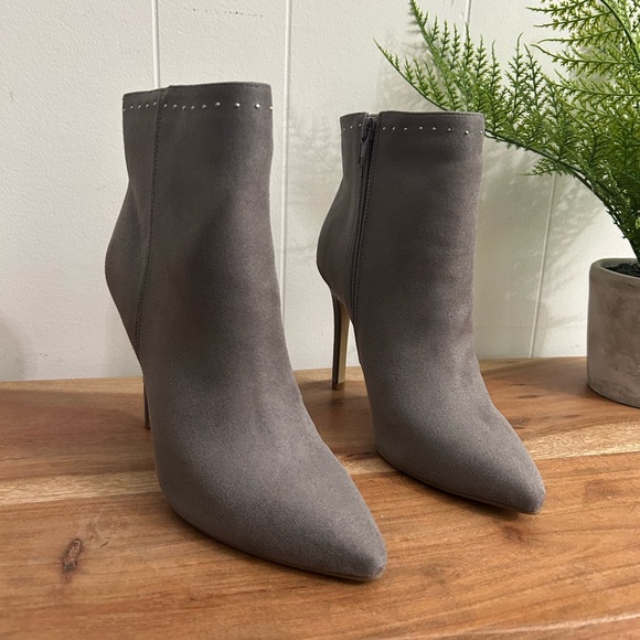 NEIMAN MARCUS (8) STUDDED GREY “MICRO SUEDE”, NWOT! BEAUTIFUL. NEVER WORN. - Picture 1 of 10